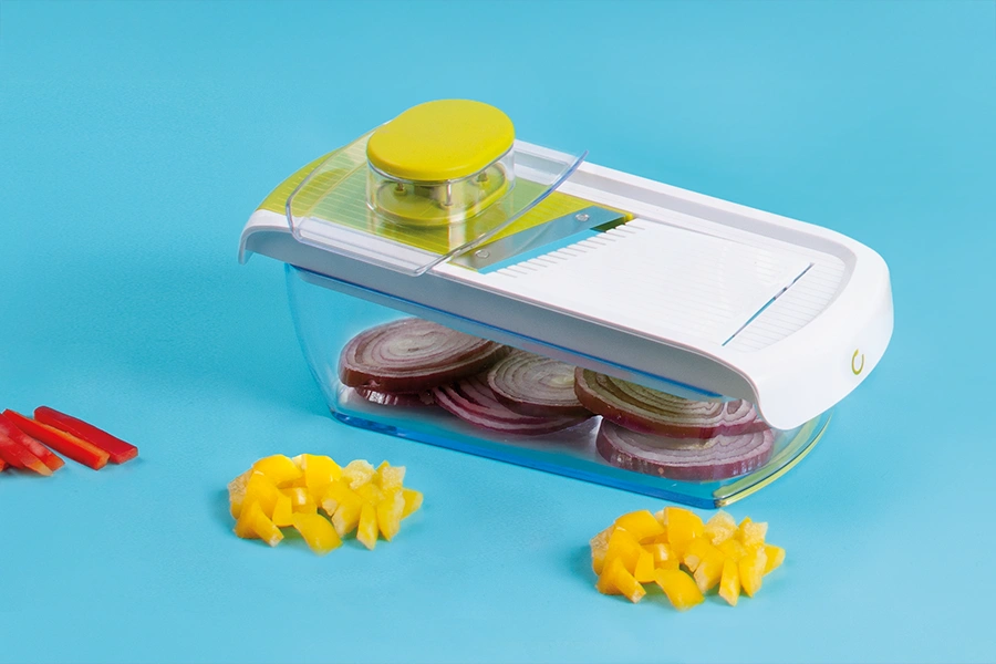 Mandolina de cocina con pimientos
